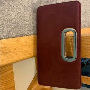 Crossbody that can be used as a clutch.